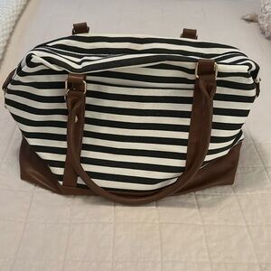 Overnight bag. Medium. Black, white and brown. Good condition. Amazon.